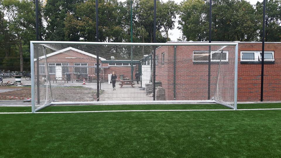 Verplaatsbaar voetbaldoel VD90 13 Voetbaldoelen van geprofileerd aluminium staan garant voor jarenlang onbezorgd gebruik. De ultieme duurzaamheid.