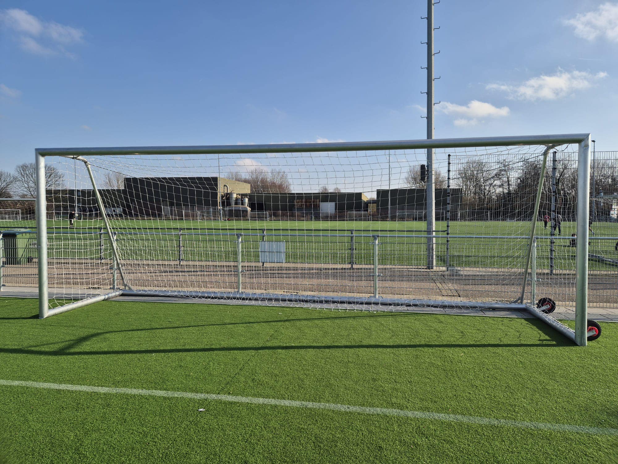 Verplaatsbaar voetbaldoel VD90 16 Een aanwinst voor iedere voetbalvereniging. Voetbalbaldoel VD90