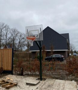 De basketbalpaal op verzoek van de klant gecoat in een fraaie ral kleur.