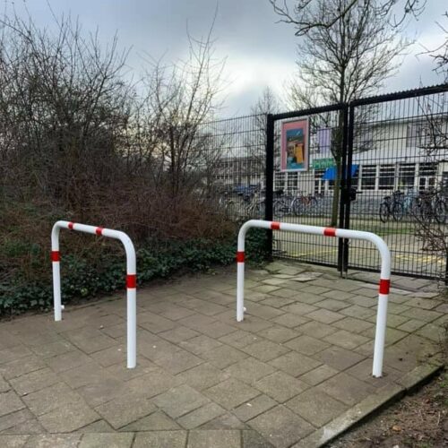 Uitneembaar toegangshek 7 Verwijderbare toegangshekken, eenvoudig te bedienen met de driekantsleutel. Voordelige en zeer duurzame oplossing.
