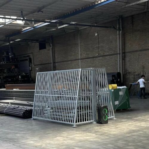 Antivandalen voetbaldoel VD200 3 x 2m 36 Antivandalisme voetbaldoelen 3 x 2m in een stalen verzinkte uitvoering. Deze voetbaldoelen produceren we in staal als de klant erom vraagt. Ook deze kunnen in iedere standaard ral kleur gepoedercoat worden.