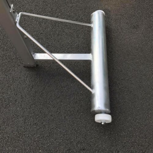 Badminton palen verplaatsbaar 10 Door de nylon wielen en vloerrubber zijn deze badmintonpalen, ook zeer geschikt voor gebruik in de zaal.