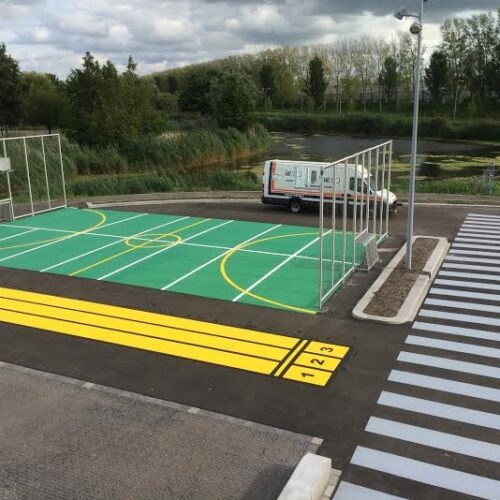 Sportvloercoating 43 Asfalt-ondergronden kunnen eenvoudig omgetoverd worden tot sportieve sport en spelvloeren.