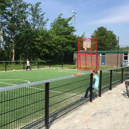 Voetbaldoel met basketbal VBC160 124 Voetbalkooi met kunstgras.De VBC160 voetbaldoel - basketbal - combinaties zijn ideaal om in sportkooien te plaatsen. Geluids- en vandalisme-arm. Hier afgebeeld in een sportkooi model Premium locatie Zoutkamp.