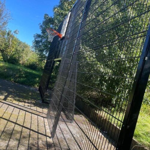 Voetbaldoel met basketbal VBC160 161 Deze voetbaldoelen met basketbal zijn absoluut een aanwinst voor ieder sportief plein. Ruimtebesparend en geluidsarm.