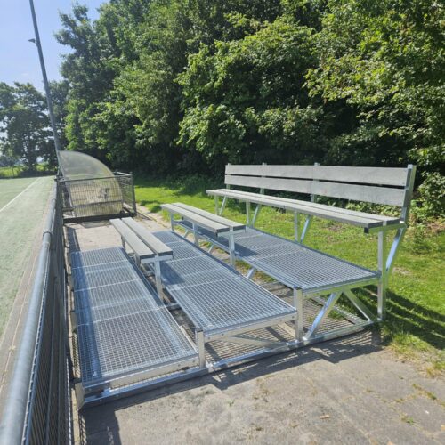 Modulaire sport- tribunes 87 MIni tribune, deze heeft een lengte van 4 meter en staat bij vv Winsum