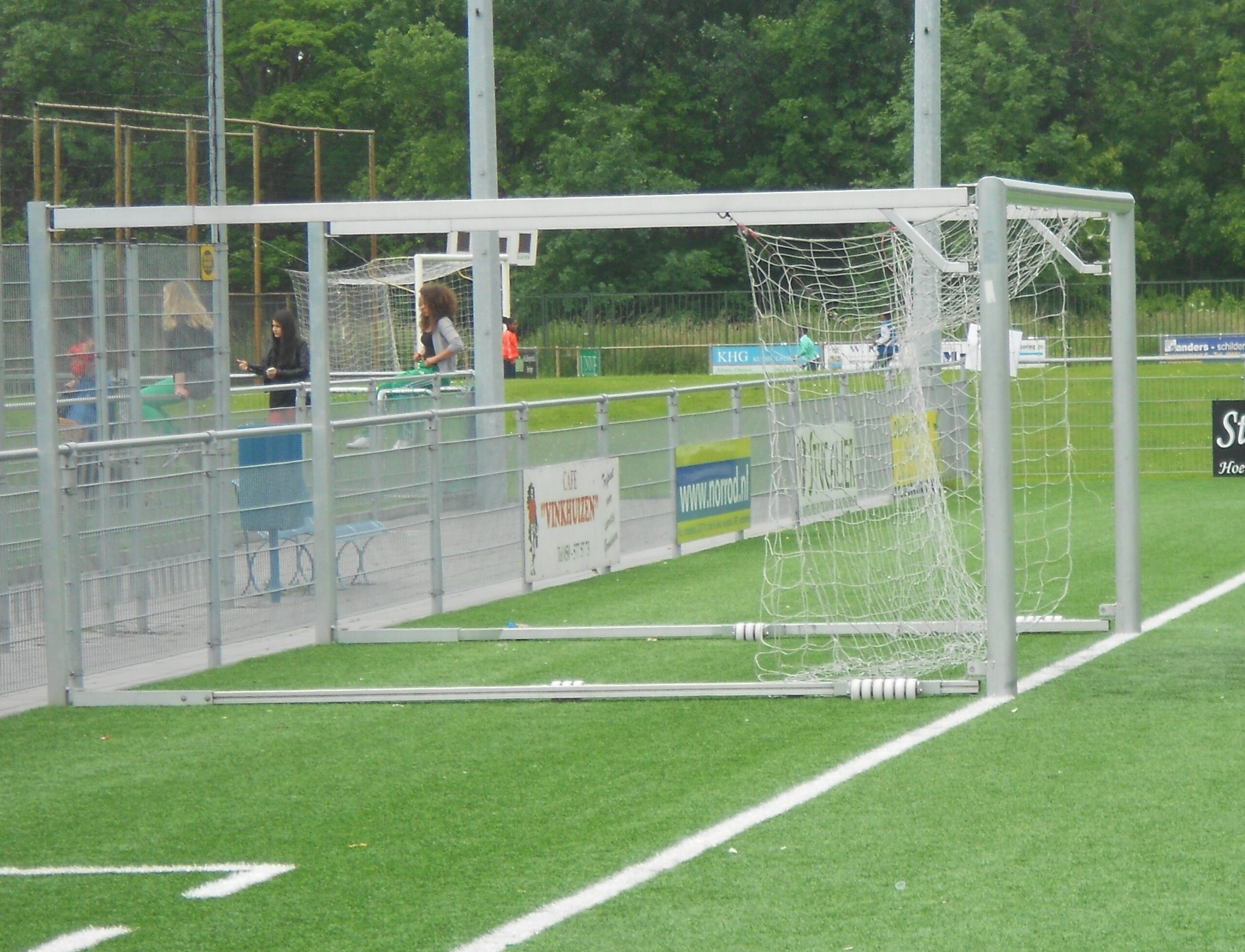 Wegdraai-voetbaldoel model JVD160 2 Inklapbare voetbaldoelen voor uw pupillen. Jeugd- voetbaldoel 5 x 2m. model JVD160. De voordelige ruimtebesparende oplossing!