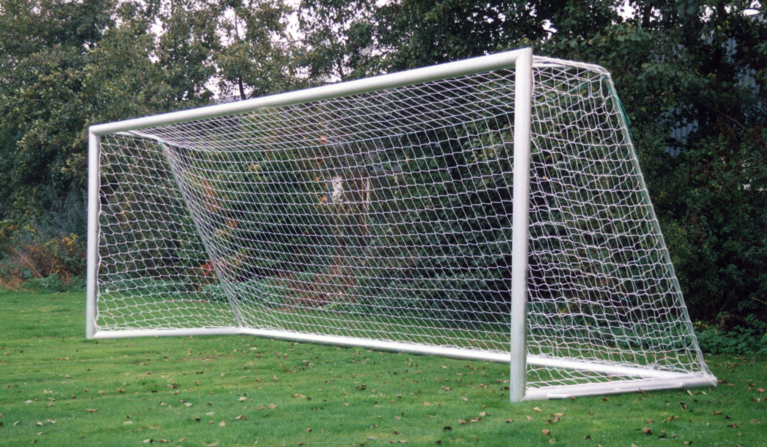 Verplaatsbaar voetbaldoel VD90 3 Voetbaldoelen model VD90. Afgebeeld in de uitvoering met geprofileerd rond profiel 118,5mm. Deze topkwaliteit voetbaldoelen zijn ook met een ovalen profiel leverbaar.
