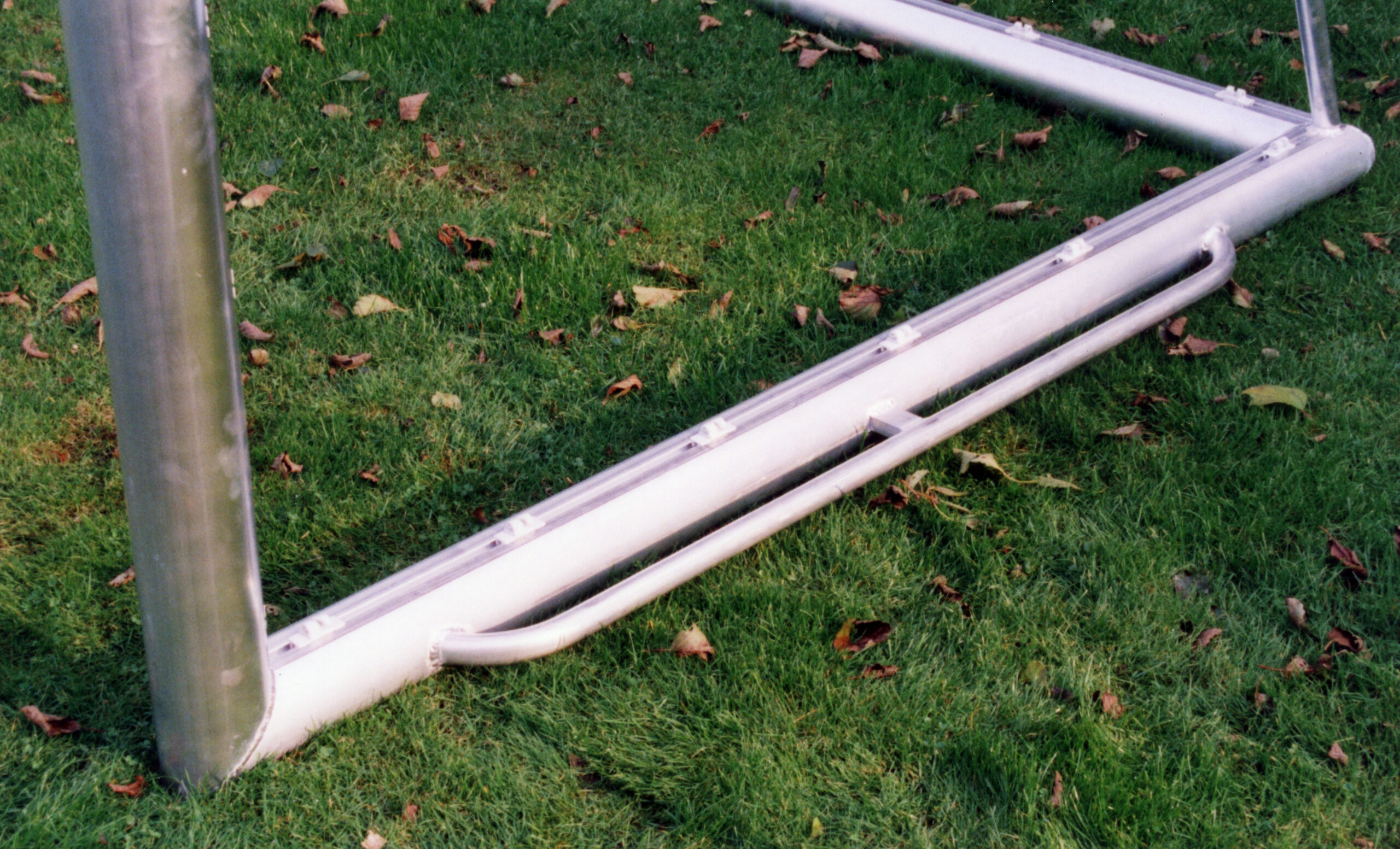 Verplaatsbaar voetbaldoel VD90 8 Voetbaldoel uitgevoerd met aangelaste draagbeugels aan de korte zijden van het voetbaldoel. Op de afbeelding ziet u de degelijke constructie.