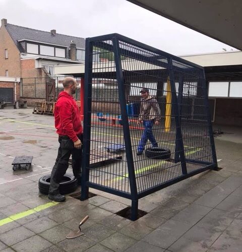 Voetbaldoeltjes model TRD300 121 Onze monteurs bijna gereed met de montage van det zeer duurzame en degelijke voetbaldoel voor speel- en schoolpleinen. Afmetingen hier: ca 3 x 2 meter