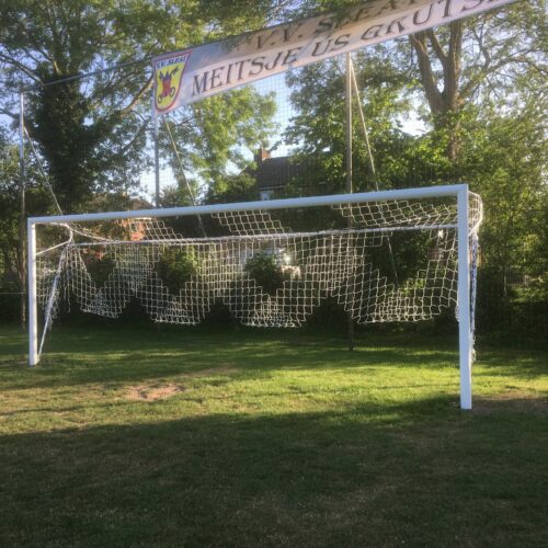 Voetbaldoel P-model VD111 28 Levering inclusief lange grondpotten en de handige netplaatjes. H-model. Afgebeeld met de opklapbare maaibeugel