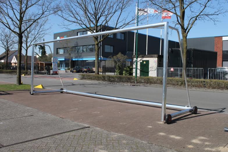 Verplaatsbaar voetbaldoel VD90 11 Voetbaldoel model VD90. Topsegment verplaatsbaar aluminium voetbaldoel, hier uitgevoerd met onze innovatieve inklapwielen. Zeer eenvoudig uw voetbaldoelen verplaatsen
