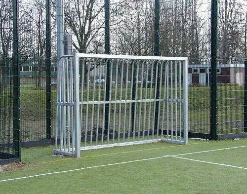 Antivandalen voetbaldoel VD200 3 x 2m 22 Voetbaldoel model VD200 is door het gebruik van de zware materialen praktisch onverwoestbaar!