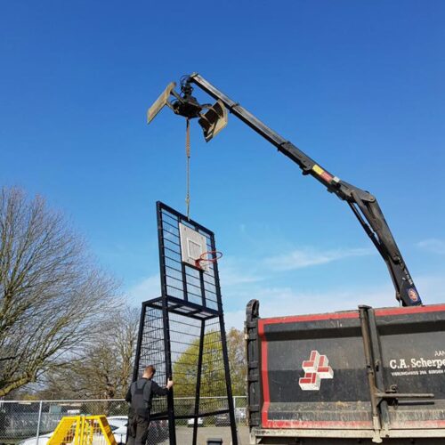 Voetbaldoel met basketbal VBC160 102 De uitvoering van deze voetbaldoel basketbal combinatie met verlengde staanders wordt ingegraven en aangestort met een beetje snelcement. Hij staat dan als een huis.