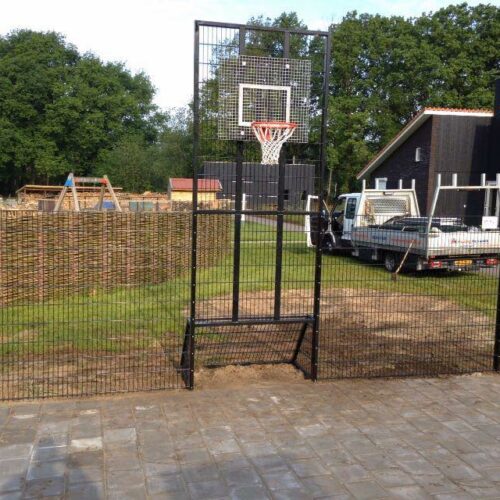 Voetbaldoel met basketbal VBC160 109 Voetbaldoel basketbal combinatie, VBC160 in kleinste uitvoering. Voetbaldoeltje, eigenlijk een pannadoeltje van 1.5 x 0.75 meter met basketbal erboven. Een ideale oplossing indien u beperkte ruimte heeft.