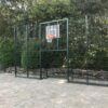 Voetbaldoel met basketbal er boven op schoolplein