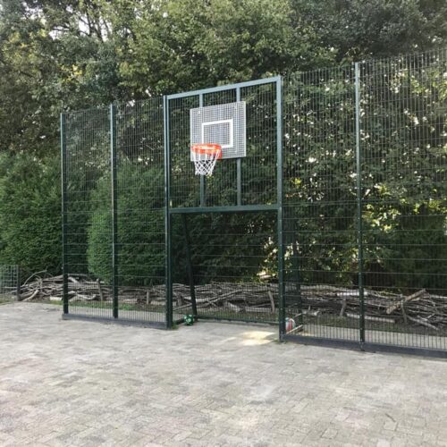 Voetbaldoel met basketbal er boven op schoolplein