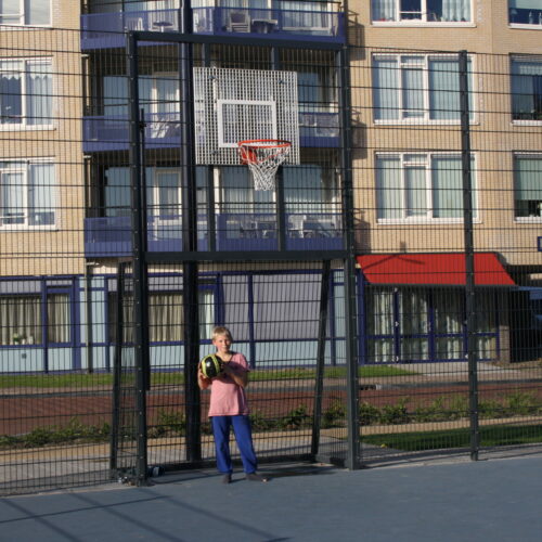 Voetbaldoel met basketbal VBC160 125 Hier is een uitvoering van de voetbaldoel basketbalcombinatie geplaatst in een sportkooi van 10 x 20 meter.
