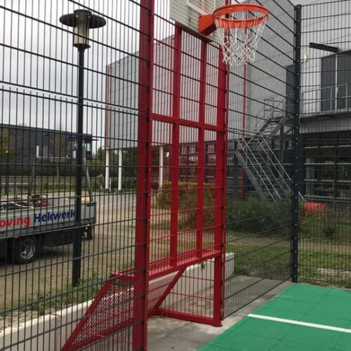Voetbaldoel met basketbal VBC160 106 Doordat deze voetbaldoel basketbalcombinaties volledig gelast zijn, zijn ze geluids- en vandalisme-arm. Ook het rooster basketbalbord is geluids- en vandalisme-arm.