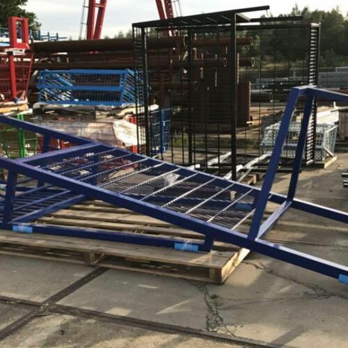 Voetbaldoel-basketbalcombi Model VBC180 39 Onze mini voetbaldoel - basketbal- units gereed voor montage. Hier in een fraaie blauwe kleur gepoedercoat.