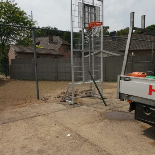 Voetbaldoel met basketbal VBC160 92 Druk bezig met de montage van deze voetbaldoel - basketbalunit in de verzinkte uitvoering. Doelen 1.5 x 0.75 meter.