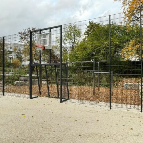 Voetbaldoel met basketbal VBC160 159 Onze voetbal basketbalwand model VBC160 in Frankfurt (Duitsland). Verkrijgbaar in verzinkte uitvoering of in elke gewenste RAL-kleur: deze sportcombinatie past in elke omgeving en blijft jarenlang fraai en functioneel