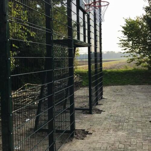 Voetbaldoel met basketbal VBC160 94 Voetbaldoel basketbalwanden, een perfect alternatief voor een voetbalkooi of sportkooi als u beperkte ruimte op uw schoolplein of speelplein heeft.