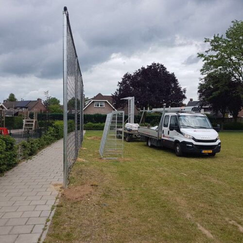 Voetbaldoeltjes model TRD300 74 Onze materialen worden door vakmensen geinstalleerd. Afgebeeld de 3 x 2 meter uitvoering van voetbaldoel TRD300 en de geplaatste ballenvanger achter het voetbaldoel