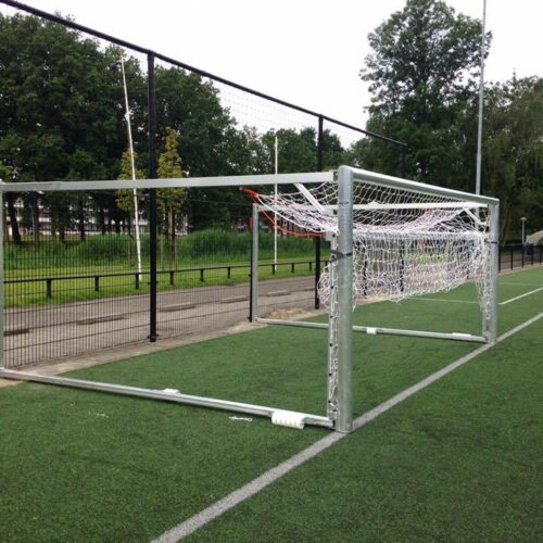 Wegdraai-voetbaldoel model JVD160 12 Voetbaldoel inklapbaar. Op de afbeelding het voetbaldoel met opgeklapte grondbeugel. Het voetbaldoel kan nu eenvoudig weggedraaid worden.