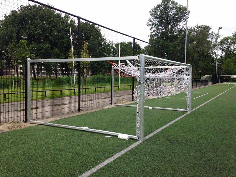 Wegdraai-voetbaldoel model JVD160 4 Voetbaldoel inklapbaar. Op de afbeelding het voetbaldoel met opgeklapte grondbeugel. Het voetbaldoel kan nu eenvoudig weggedraaid worden.