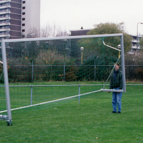Jeugd voetbaldoel JVD140 21 Voetbaldoel jeugd 5 x 2m. afgebeeld met losse transportwielen.