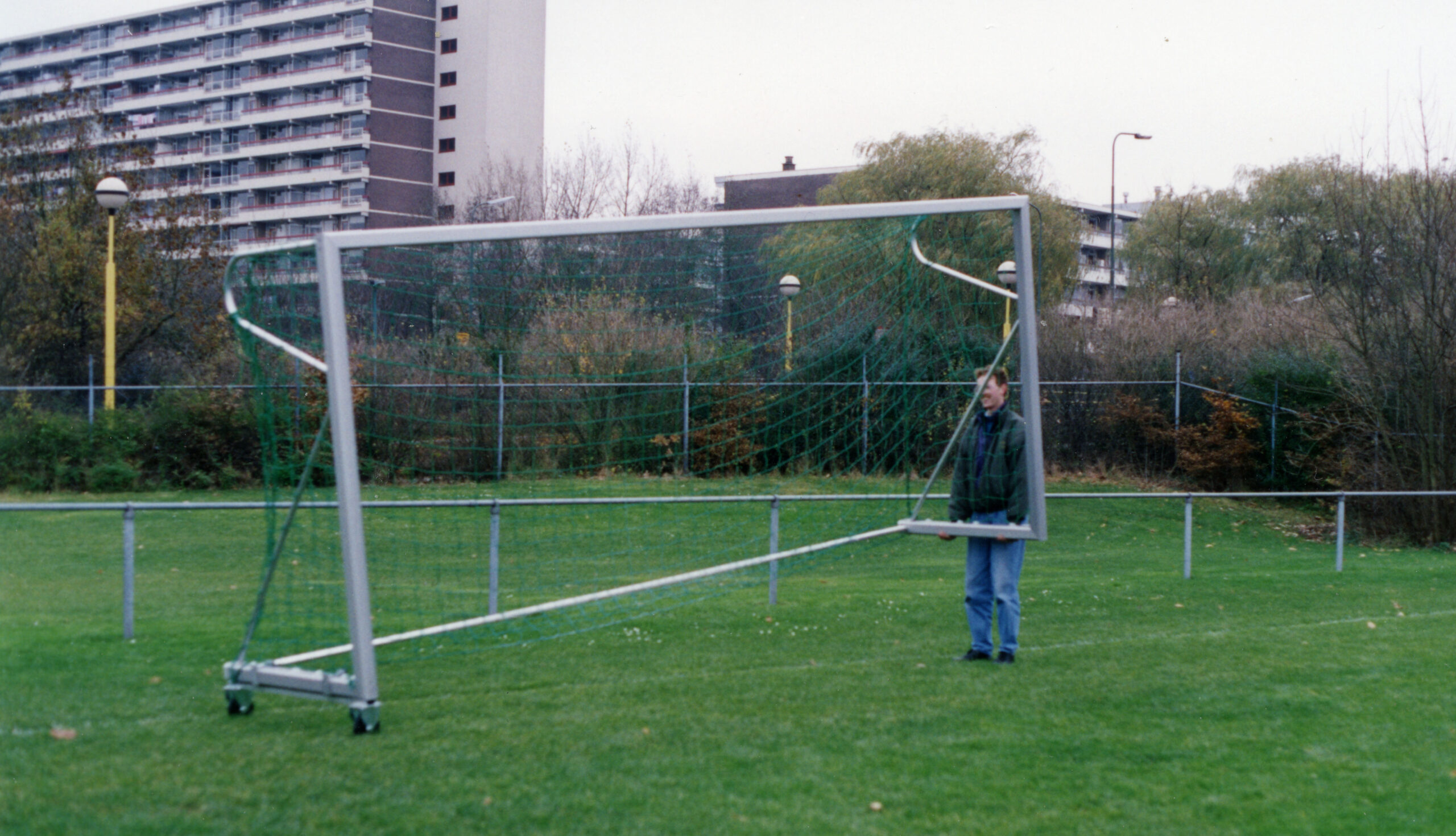 Jeugd voetbaldoel JVD140 9 Voetbaldoel jeugd 5 x 2m. afgebeeld met losse transportwielen.