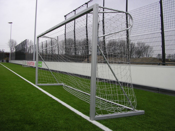 Jeugd voetbaldoel JVD140 1 Voetbaldoel jeugd. P-model. Afmetingen 5 x 2 meter. Ook leverbaar als voetbaldoel met vaste netbeugels.