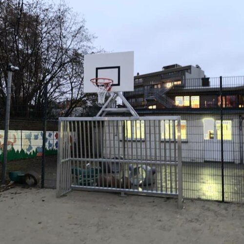 Voetbaldoel basketbalcombinatie VB200 25 Onze VB200 voetbaldoelen met basketbal in Brussel in een door ons geleverde grote sportkooi