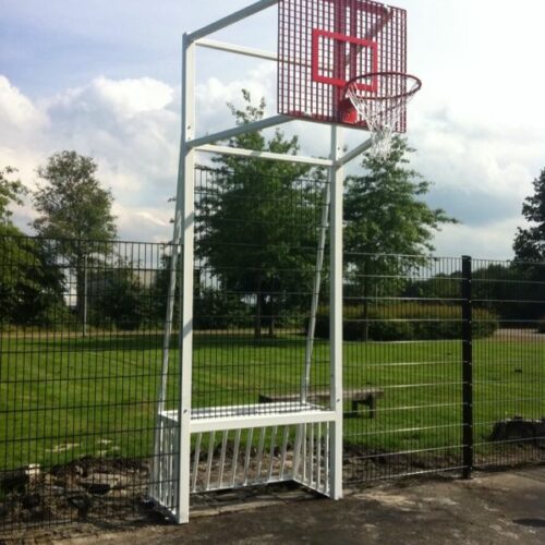Voetbaldoel-basketbalcombi Model VBC180 34 Deze voetbaldoel basketbalcombinatie wordt geleverd met geluids- en vandalisme-arm basketbalbord.