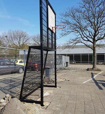 Voetbaldoel met basketbal VBC160 96 Onze voetbaldoel basketbal wand met een fraaie zwarte coating en het geluidsarme basketbalbord in het wit gecoat.