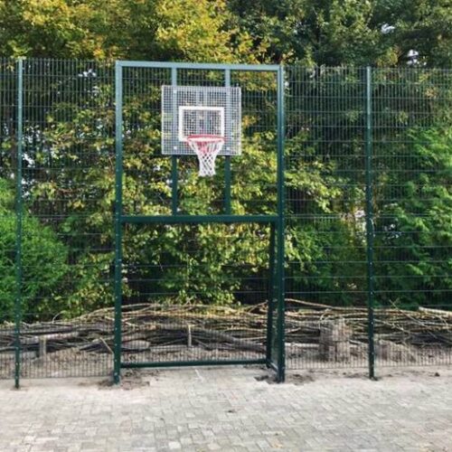 Voetbaldoel met basketbal VBC160 113 Voetbaldoel - basketbalwanden, ideaal op de beperkts ruimte. Een aanwinst voor ieder school- speelplein. Diverse uitvoeringen leverbaar. Hier afgebeeld met voetbaldoelen 2 x 2m. en aan beide zijden 2.5m hekwerk 4m hoog.