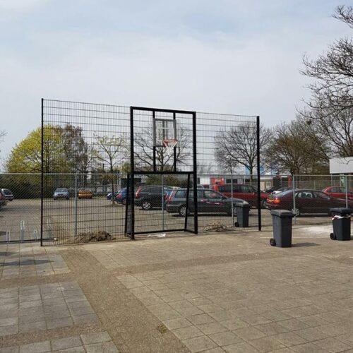 Voetbaldoel met basketbal VBC160 90 Voetbaldoel basketbalwanden zijn zeer geschikt als u geen ruimte voor een sportkooi of pannakooi heeft en toch een duurzaam, sportief school- of speelplein wilt creëren.