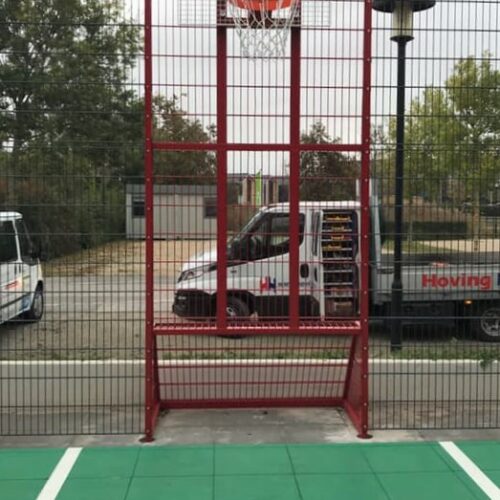 Voetbaldoel met basketbal VBC160 105 VBC160 . Afgebeeld een 1.5 x 0,75m uitvoering, rood gecoat. Deze staat in een door ons geplaatste pannakooi met basketbal, uit onze populaire Premium-serie.