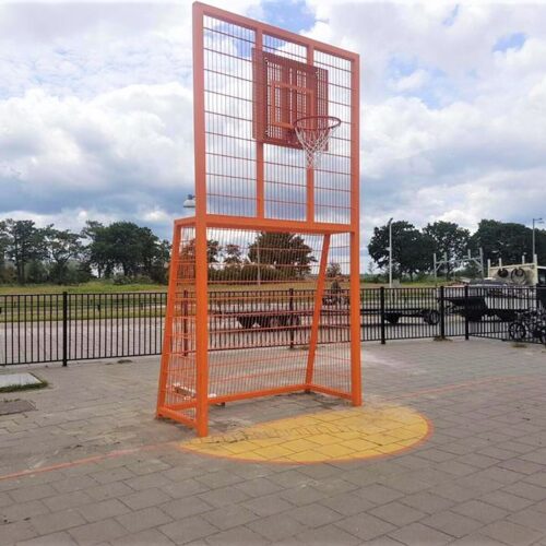 Voetbaldoel met basketbal VBC160 89 Onze voetbaldoel - basketbalcombinatie bij de Ter Borch school in Eelderwolde. Hier is gekozen voor 2 x 2 meter voetbaldoelen en een oranje coating.