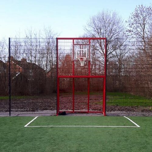 Voetbaldoel met basketbal VBC160 98 Voetbaldoel basketbalcombinatie met 3 x 2 meter voetbaldoelen, hier geplaatst in een grote sportkooi met kunstgras.