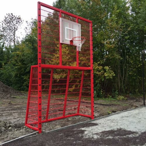 Voetbaldoel met basketbal VBC160 122 Montagefoto van onze voetbaldoel basketbalcombinatie. Afmetingen 3 x 2 meter in een sportkooi, locatie Zoutkamp.
