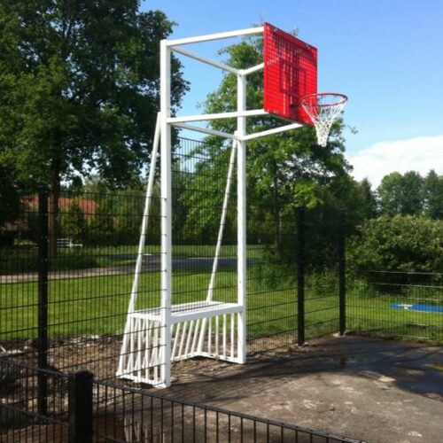 Voetbaldoel-basketbalcombi Model VBC180 40 Voetbaldoel basketbalcombinatie. Kwalitatief het topsegment. Afgebeeld met een witte poedercoating en een rood antivandaal basketbalbord.