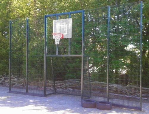 Voetbaldoel met basketbal VBC160 123 Voetbaldoel - basketbalcombinatie VBC160 met voetbaldoelen van 2 x 2 meter en aan beide zijden 2.5 meter geluidsarm hekwerk.