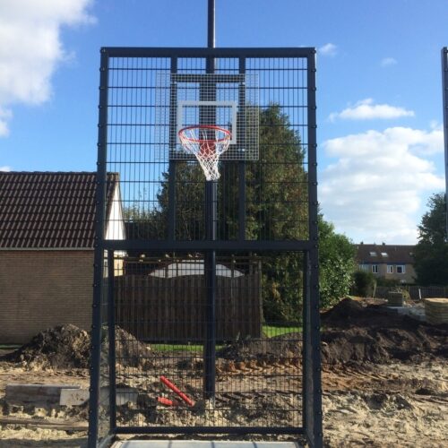 Voetbaldoel met basketbal VBC160 101 Voetbaldoel basketbalcombinatie afmetingen voetbaldoel 2 x 2 meter. Locatie Musselkanaal.