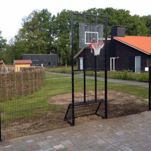 Voetbaldoel met basketbal VBC160 103 Afgebeeld onze voetbaldoel basketbalcombinatie met kleine doelen. Aan beide zijden een hek van 2.5 meter lang en 2 meter hoog.