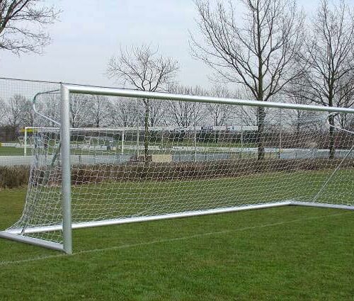 Voetbaldoel model VD130. Een duurzaam verplaatsbaar senioren voetbaldoel. Doordat de ligger en staanders gedeeld zijn, bespaart u enorm op de transportkosten.