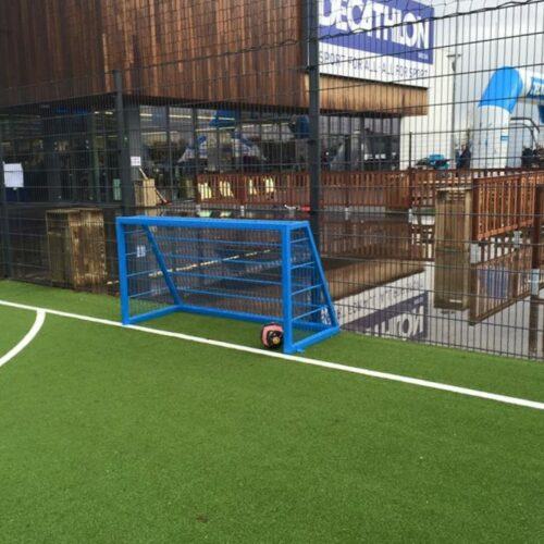 Voetbaldoeltjes model TRD300 94 Onze plein en straat voetbaldoelen bij Decathlon in Breda. Blauw gecoat. Afmetingen voetbaldoel 0,75 x 1.5 meter.