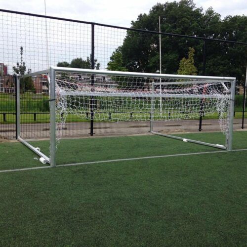 Wegdraai-voetbaldoel model JVD160 11 Deze wegdraaibare voetbaldoelen zijn perfect voor sportverenigingen, scholen en andere instellingen die flexibiliteit en duurzaamheid belangrijk vinden. Naast de lichte uitvoering is dit pupillendoel ook beschikbaar in een zwaardere variant