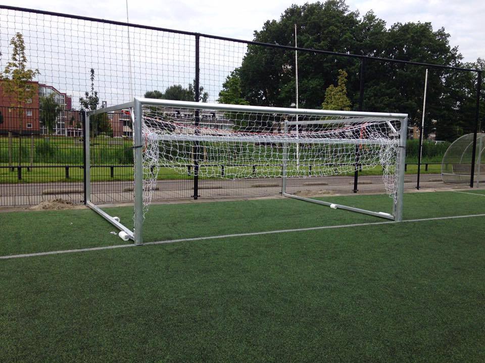 Wegdraai-voetbaldoel model JVD160 3 Deze wegdraaibare voetbaldoelen zijn perfect voor sportverenigingen, scholen en andere instellingen die flexibiliteit en duurzaamheid belangrijk vinden. Naast de lichte uitvoering is dit pupillendoel ook beschikbaar in een zwaardere variant
